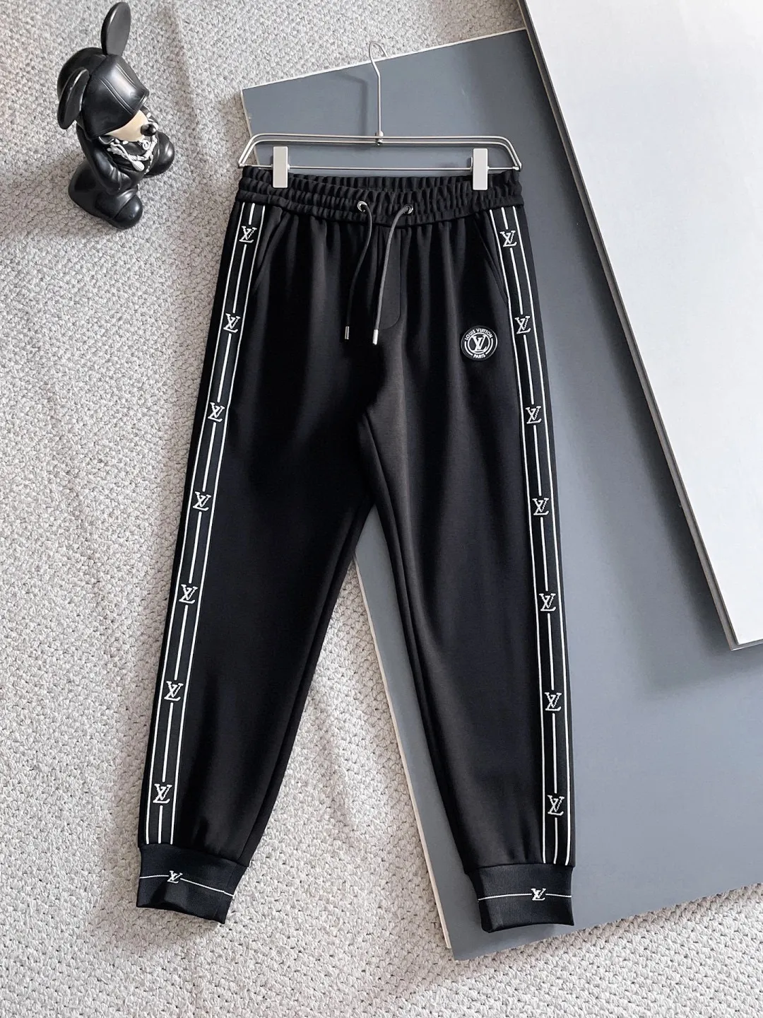 🅿️540 LV 2025 autumn and winter new counter, the same casual Tencel cotton fabric suit, breathable, comfortable and casual! Full of high-end feel! The details are exquisite and high-end, and the workmanship is impeccable! The original high-end fabric is very high-end! The fabric is crisp, anti-wrinkle and wear-resistant, warm, neat and stylish. Everyone must buy a set this autumn and winter. They must look cool and cool when wearing it. This is a model that we highly recommend! M-3XL